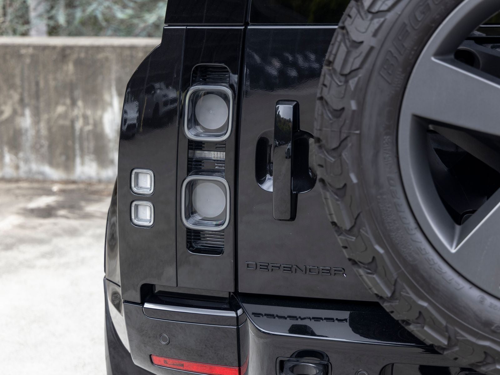 2024 Land Rover Defender 90 V8