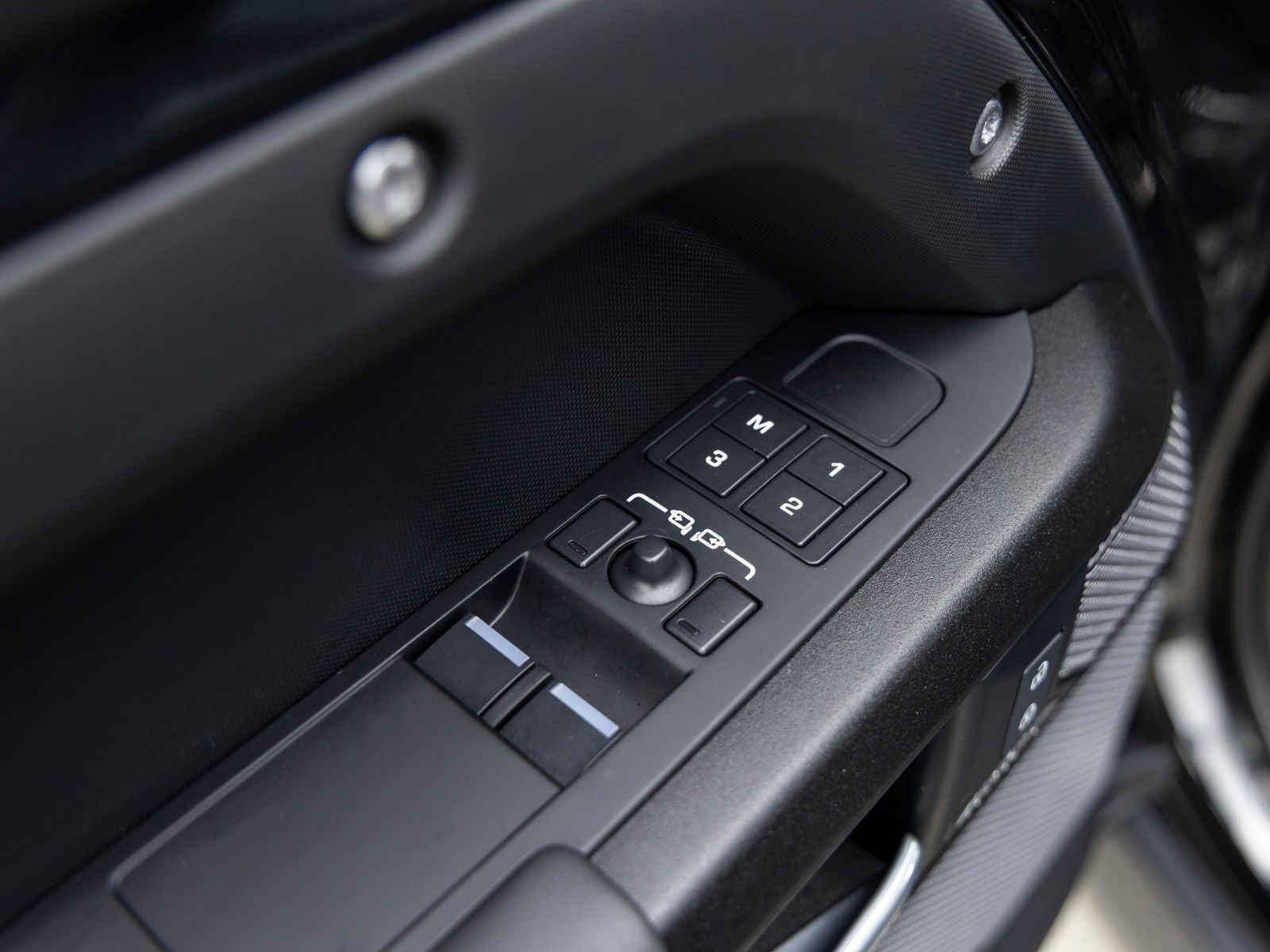2024 Land Rover Defender 90 V8