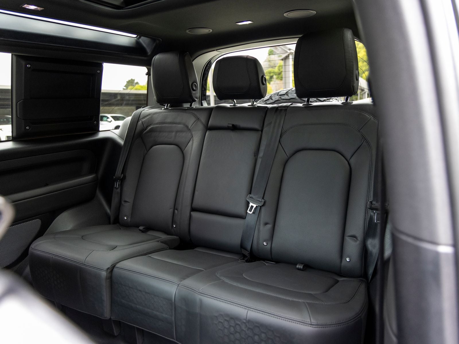 2024 Land Rover Defender 90 V8