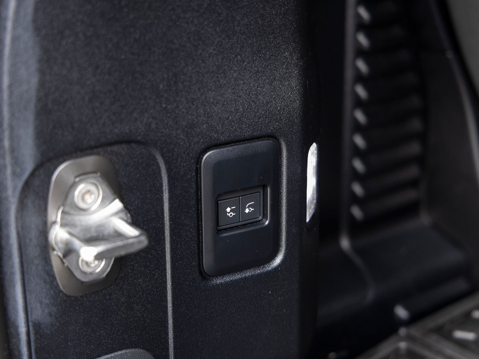 2024 Land Rover Defender 90 V8