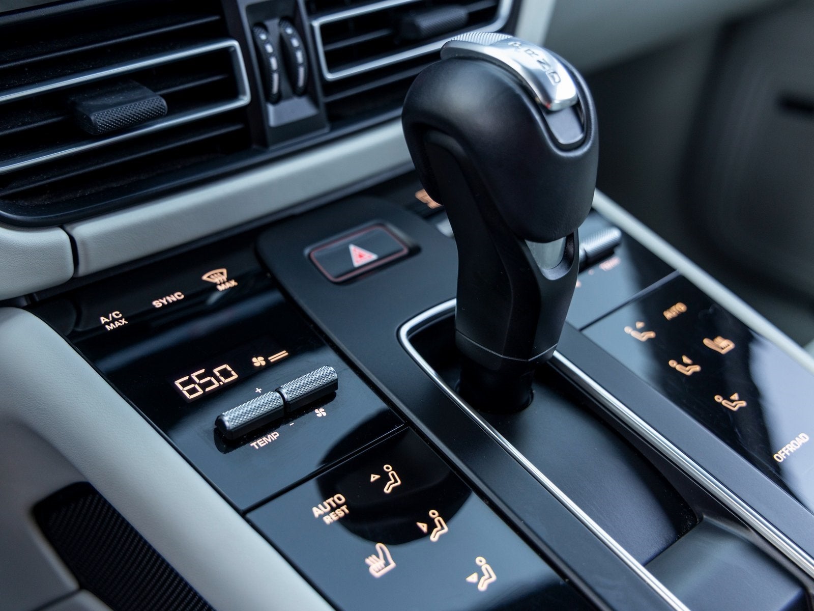 2024 Porsche Macan Macan T (MY24)