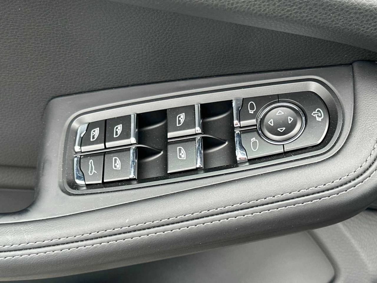 2025 Porsche Macan Macan T