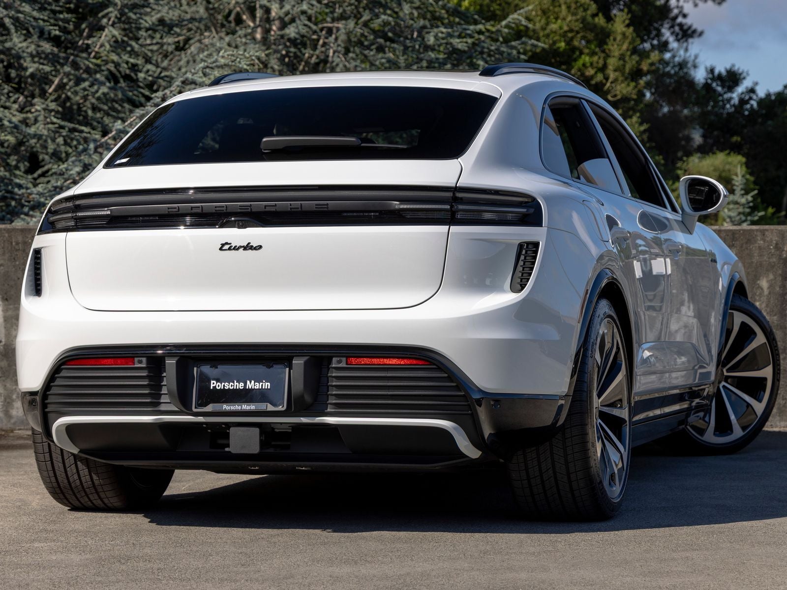 2025 Porsche Macan Turbo Electric - Photo 11