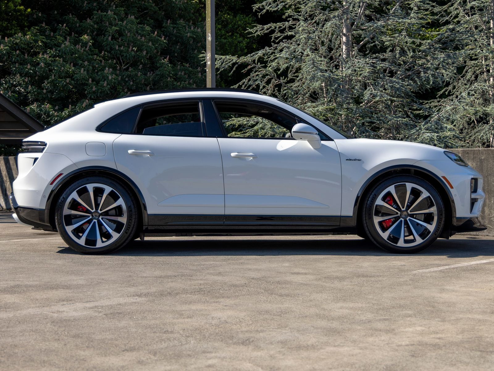 2025 Porsche Macan Turbo Electric - Photo 12