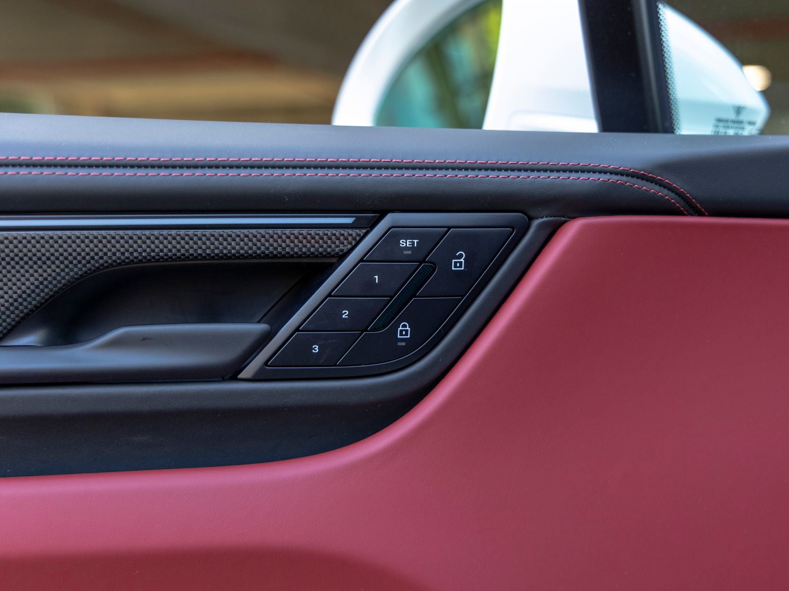 2025 Porsche Macan Turbo Electric - Photo 23