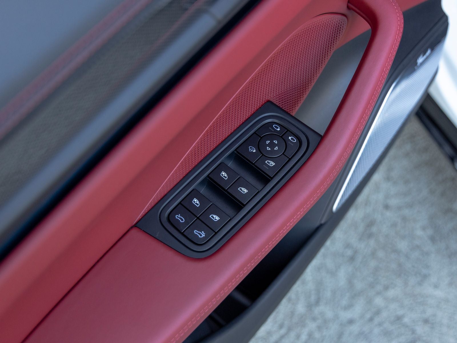 2025 Porsche Macan Turbo Electric - Photo 24