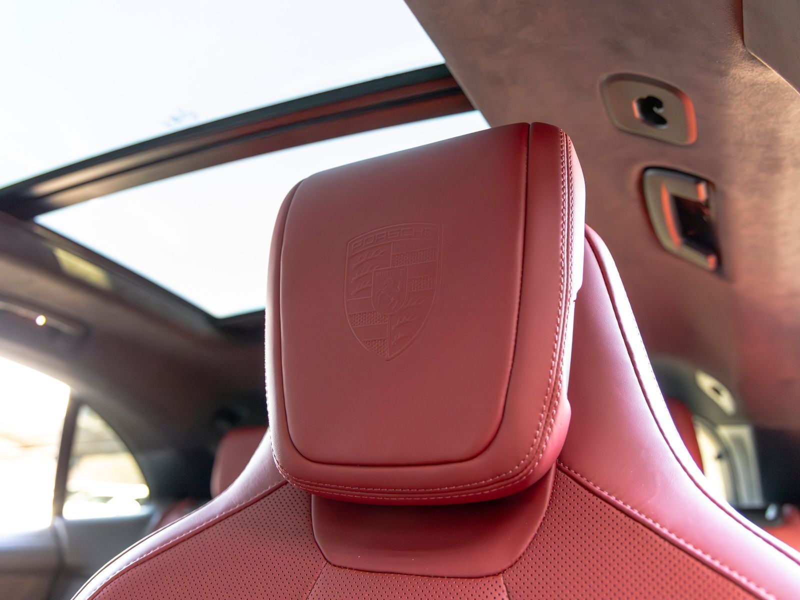 2025 Porsche Macan Turbo Electric - Photo 30