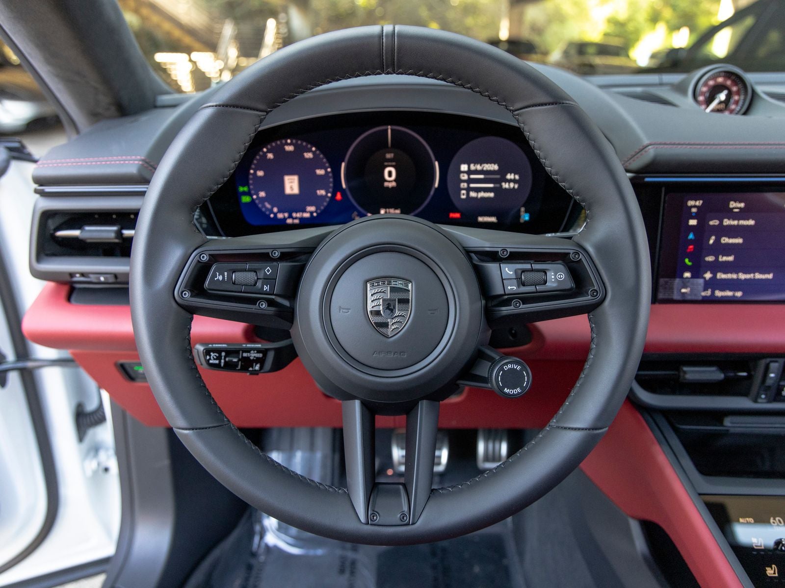 2025 Porsche Macan Turbo Electric - Photo 31