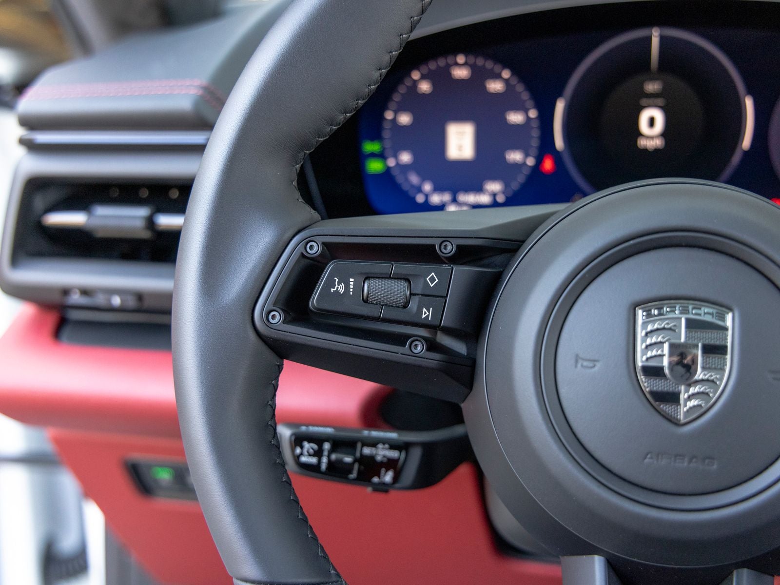 2025 Porsche Macan Turbo Electric - Photo 32