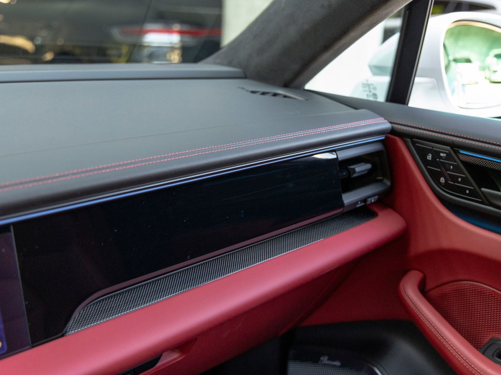2025 Porsche Macan Turbo Electric - Photo 38