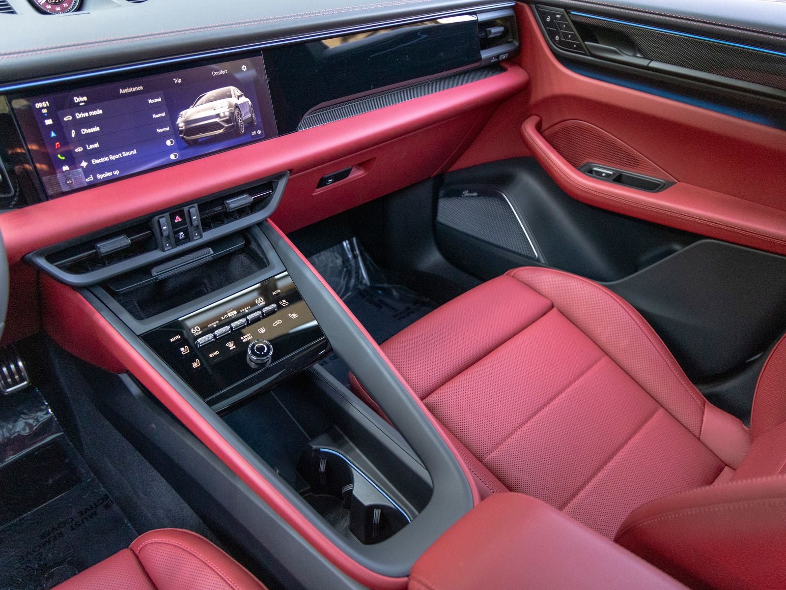 2025 Porsche Macan Turbo Electric - Photo 42