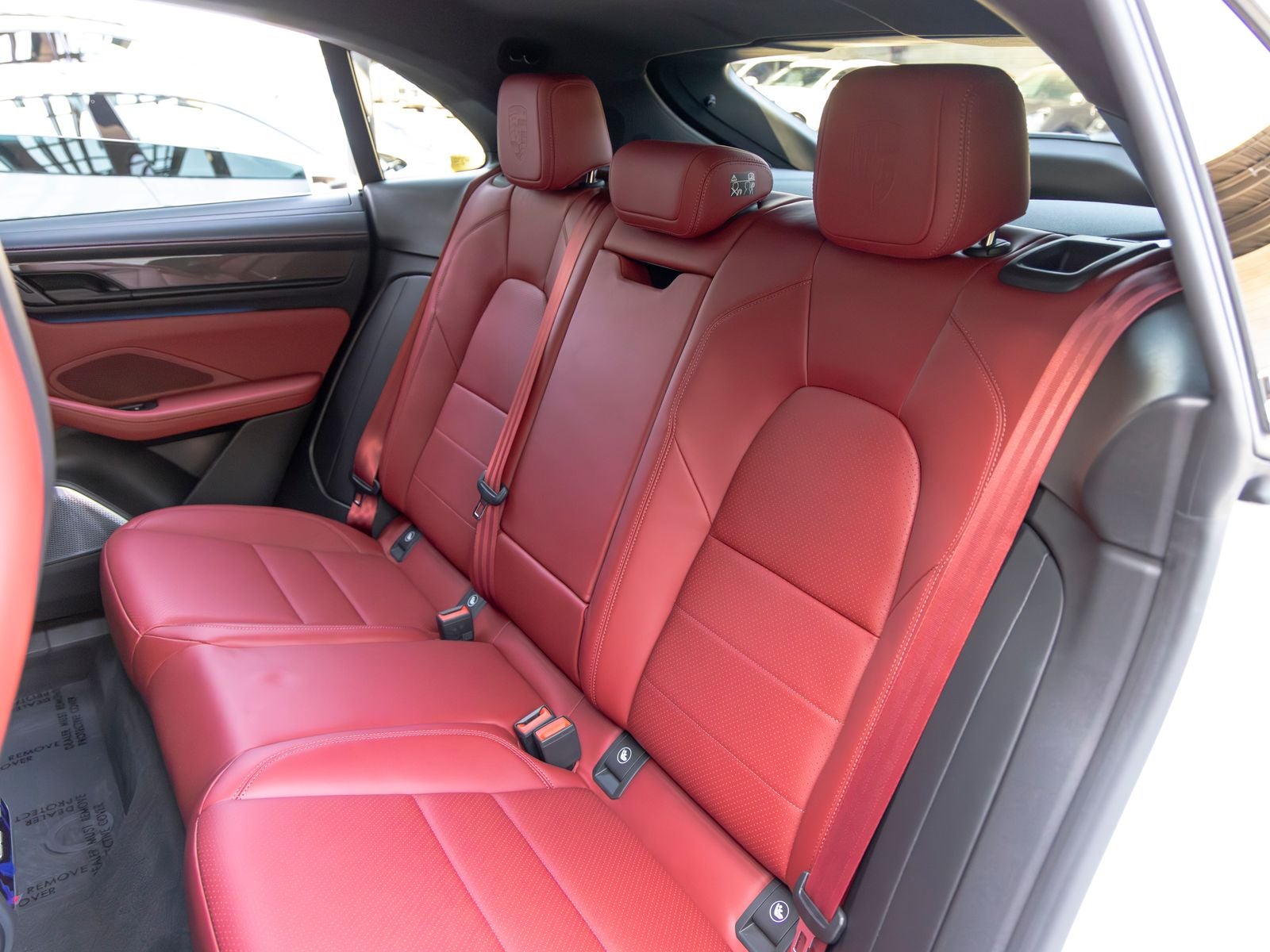 2025 Porsche Macan Turbo Electric - Photo 47
