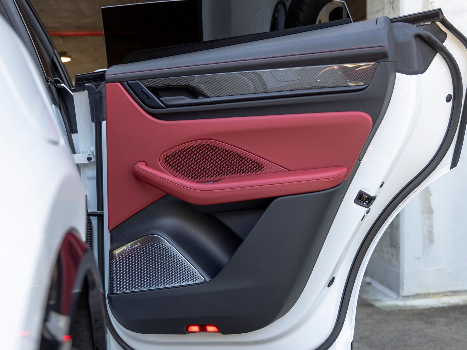 2025 Porsche Macan Turbo Electric - Photo 51