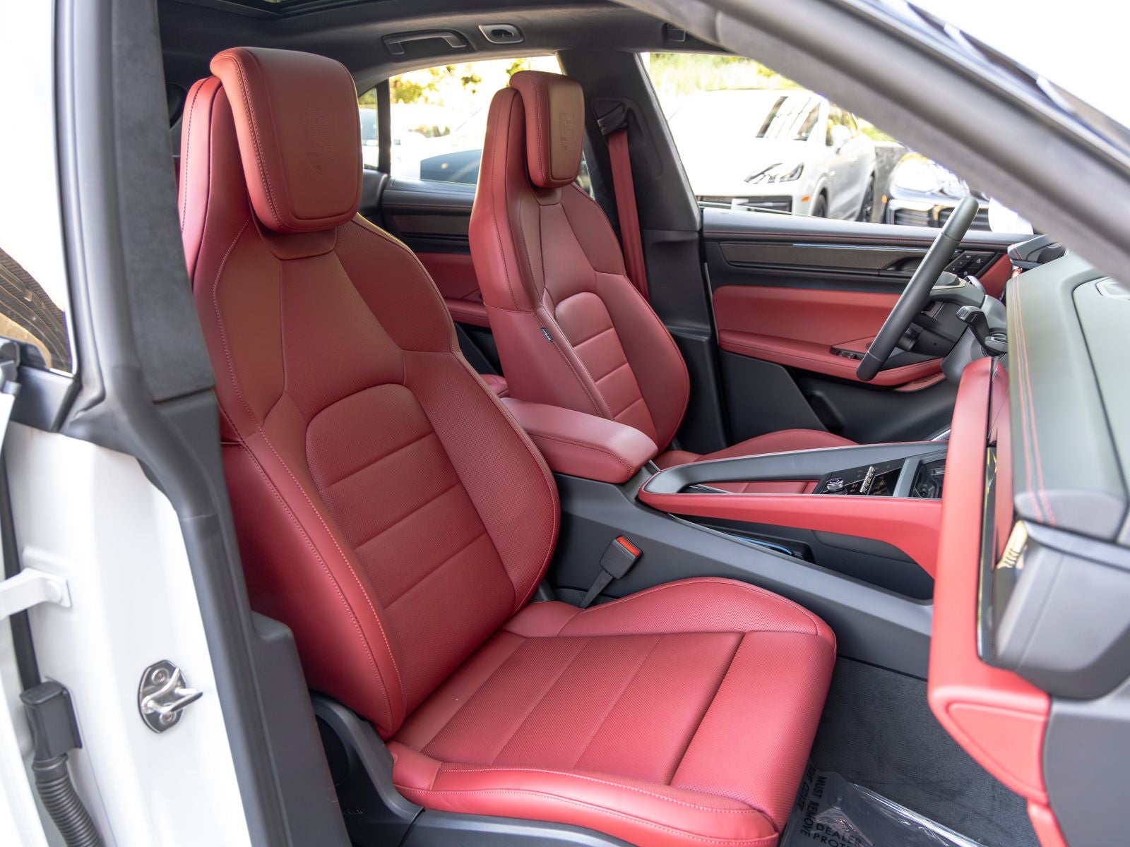 2025 Porsche Macan Turbo Electric - Photo 62