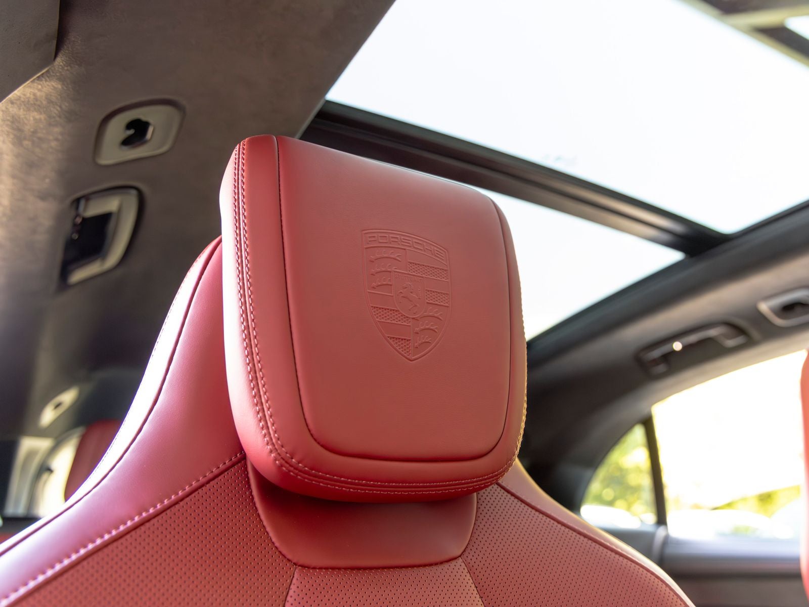 2025 Porsche Macan Turbo Electric - Photo 63